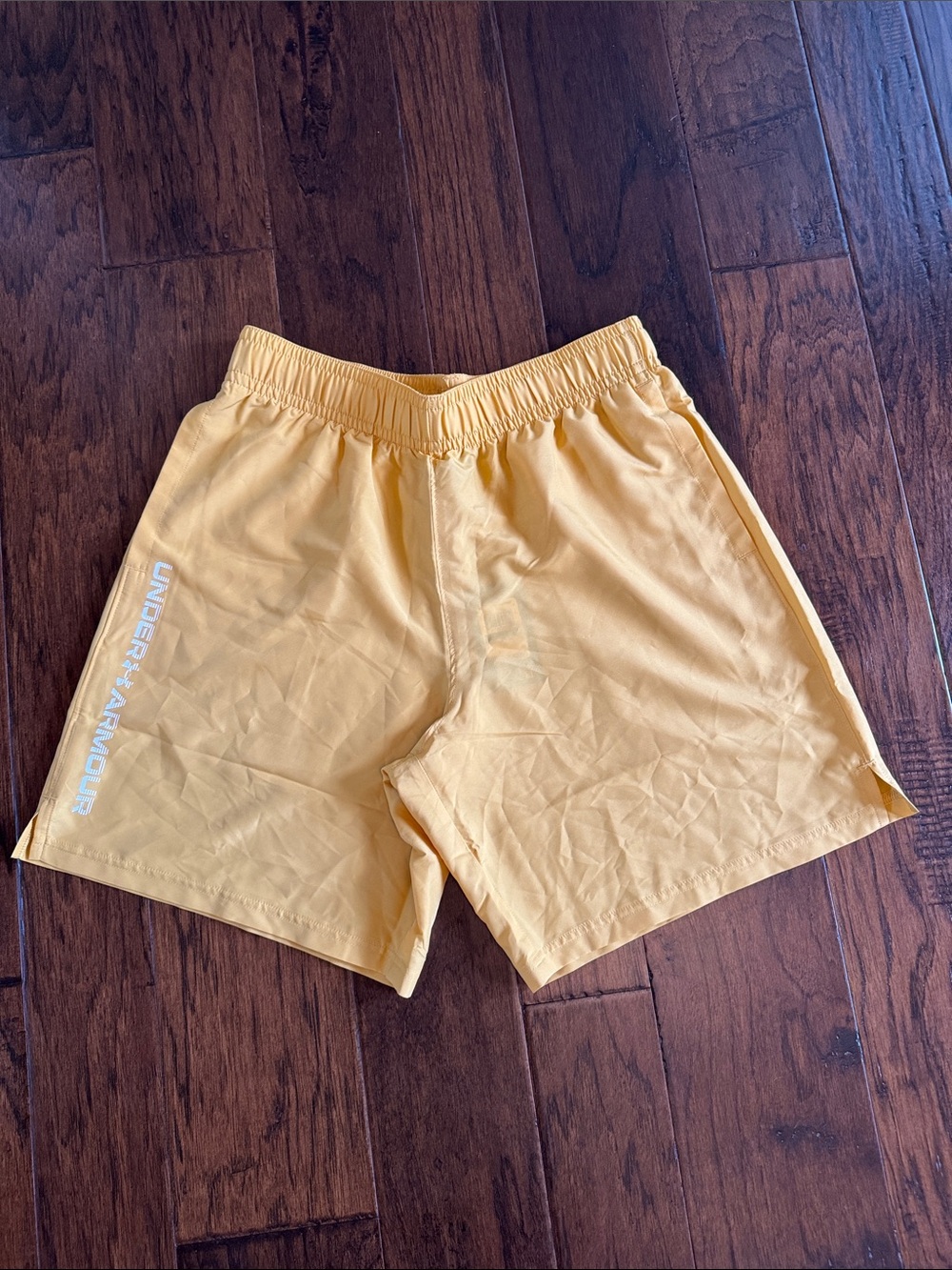 Under Armour Men's Yellow lightweight Athletic Shorts sz L NWT